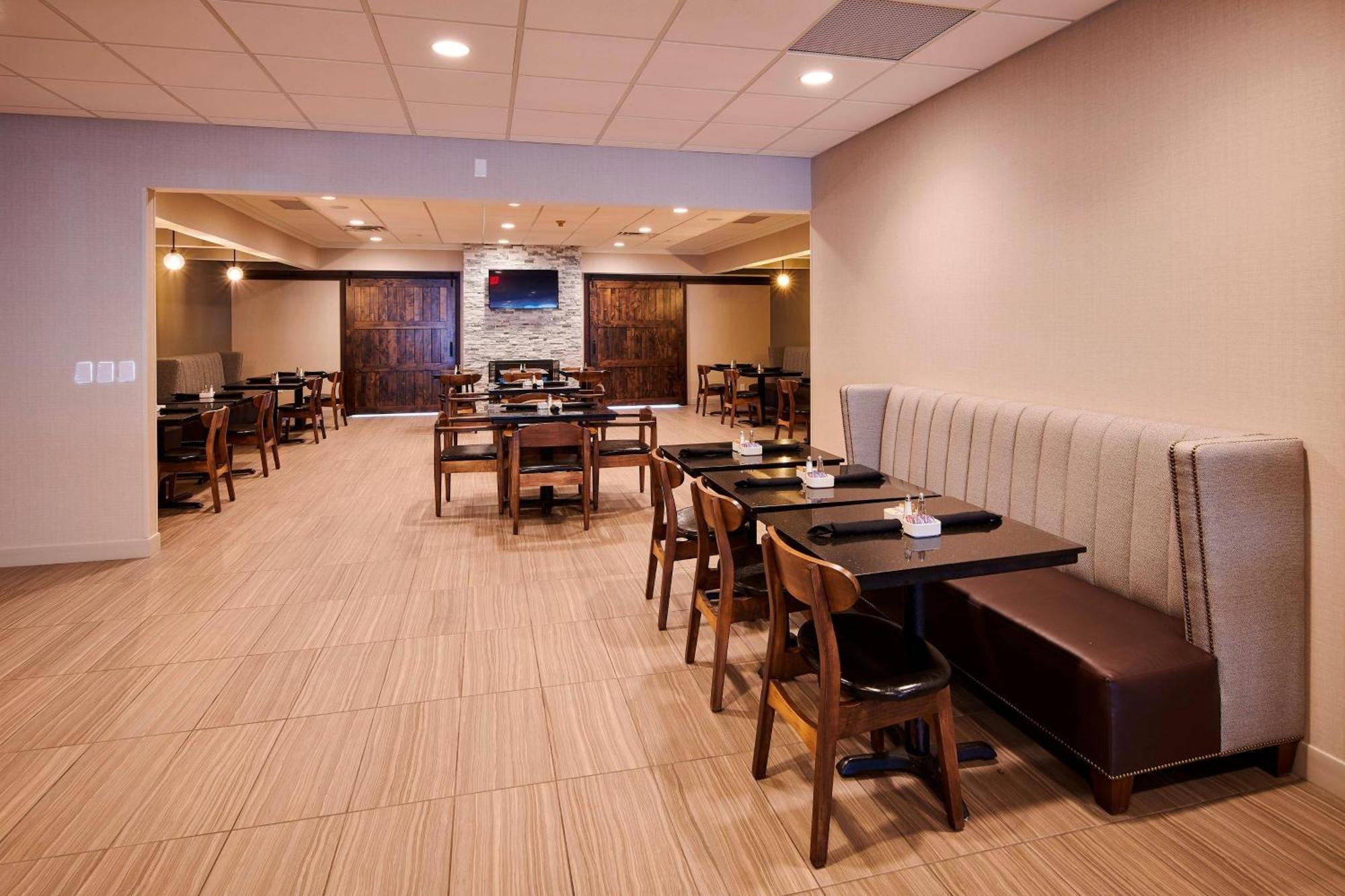 Four Points By Sheraton Cleveland-Eastlake Exterior photo
