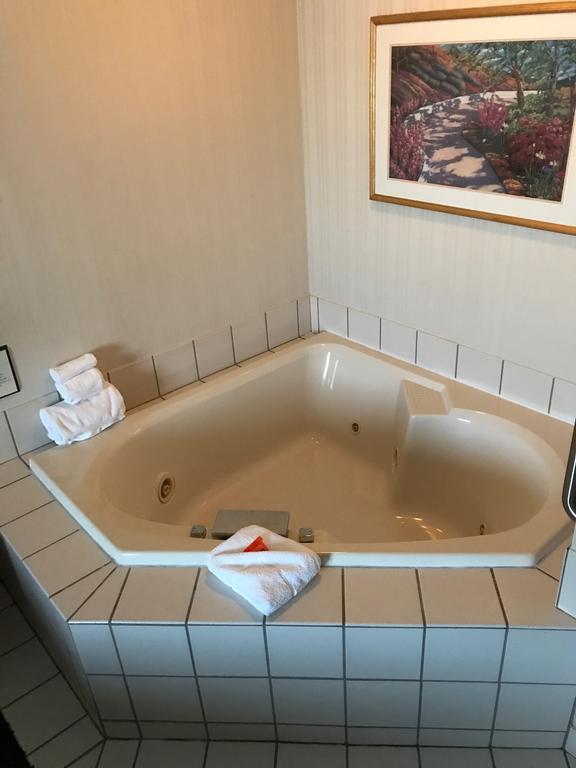 Four Points By Sheraton Cleveland-Eastlake Room photo