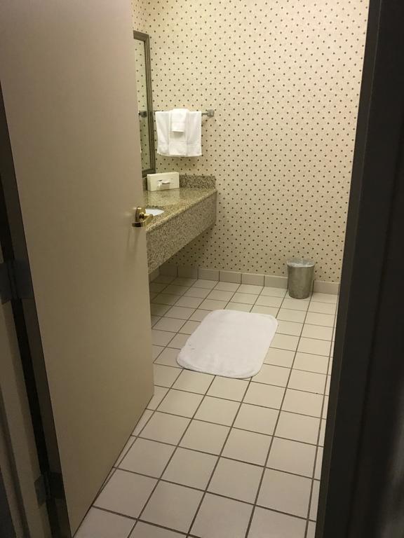 Four Points By Sheraton Cleveland-Eastlake Room photo