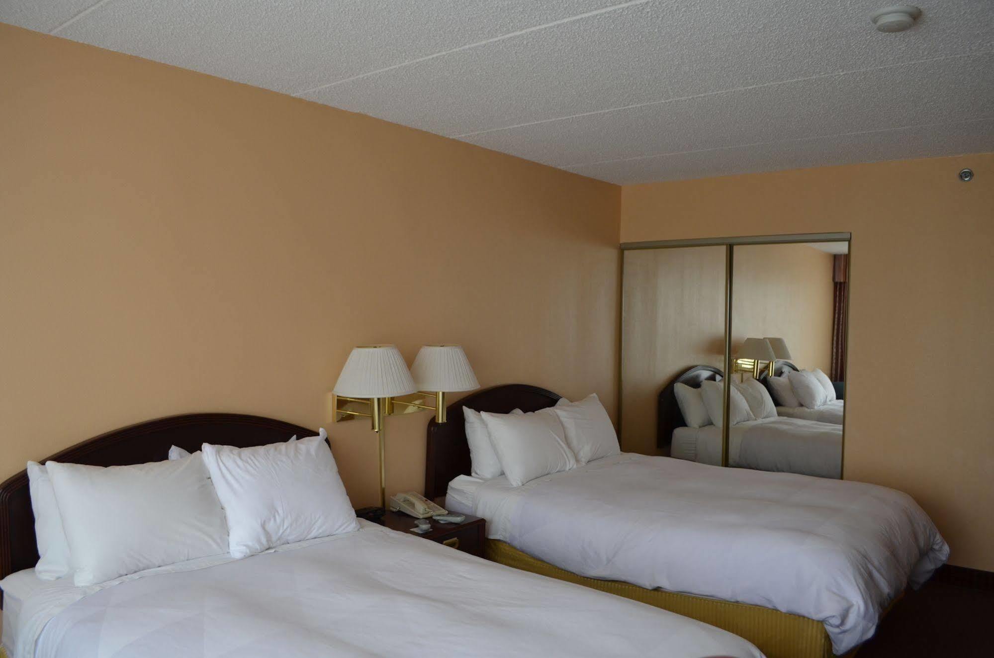 Four Points By Sheraton Cleveland-Eastlake Room photo