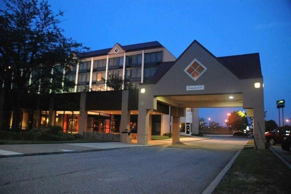 Four Points By Sheraton Cleveland-Eastlake Exterior photo